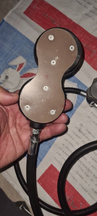 Regulador de buceo con manómetro