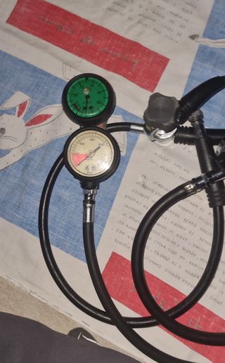 Regulador de buceo con manómetro