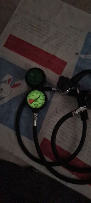 Regulador de buceo con manómetro