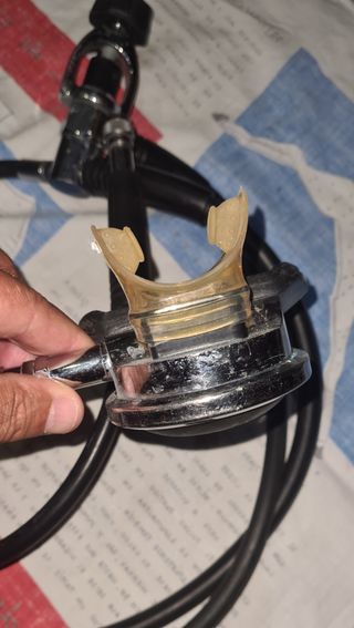 Regulador de buceo con manómetro