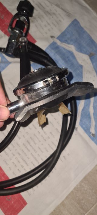 Regulador de buceo con manómetro