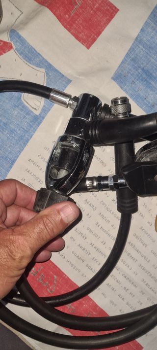 Regulador de buceo con manómetro