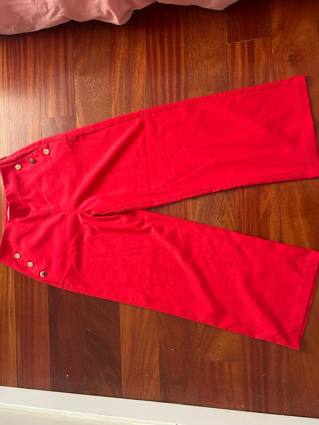 Pantalones rojos adolescentes