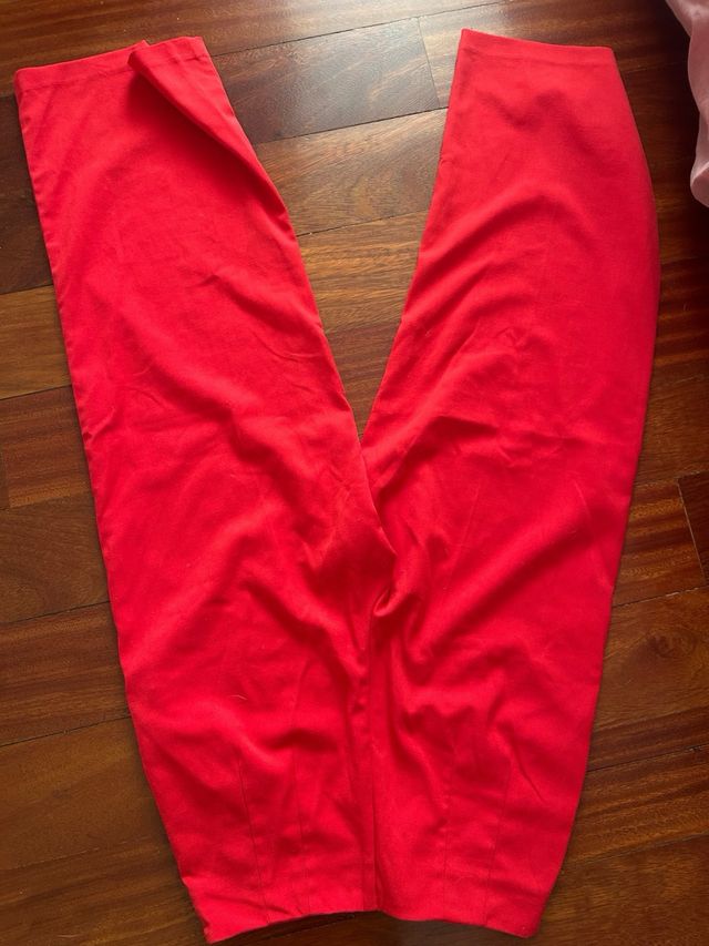 Pantalones rojos adolescentes