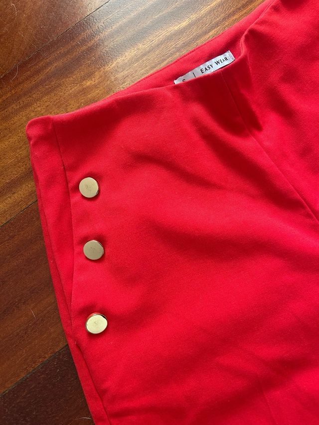 Pantalones rojos adolescentes