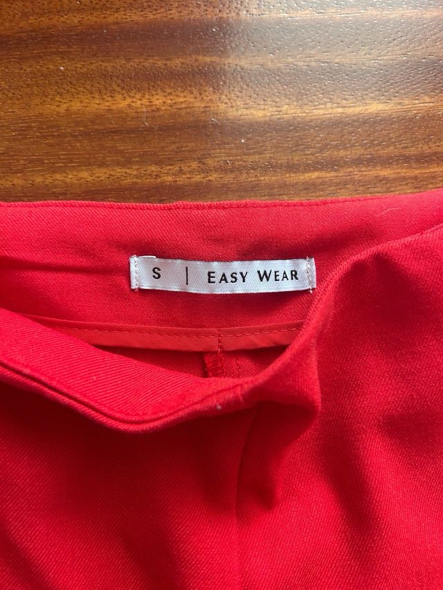 Pantalones rojos adolescentes