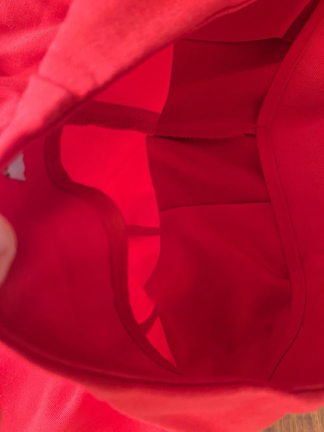 Pantalones rojos adolescentes