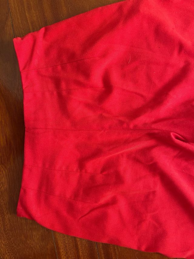 Pantalones rojos adolescentes