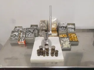 Máquina para forrar botones y complementos