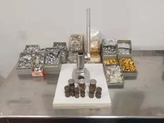 Máquina para forrar botones y complementos