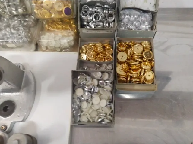 Máquina para forrar botones y complementos