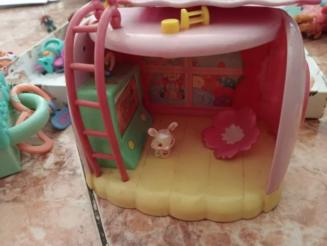 Casa de muñecas y figuras