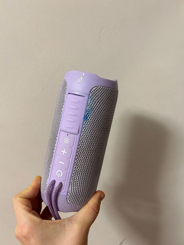 Altavoz lila con luces
