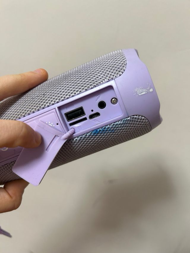 Altavoz lila con luces