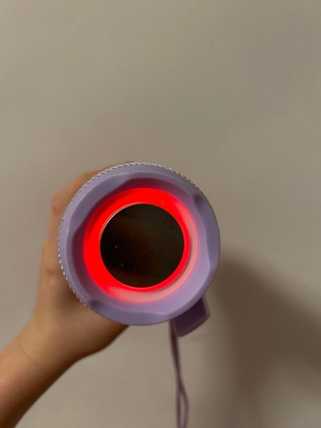 Altavoz lila con luces
