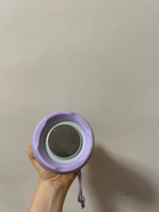 Altavoz lila con luces