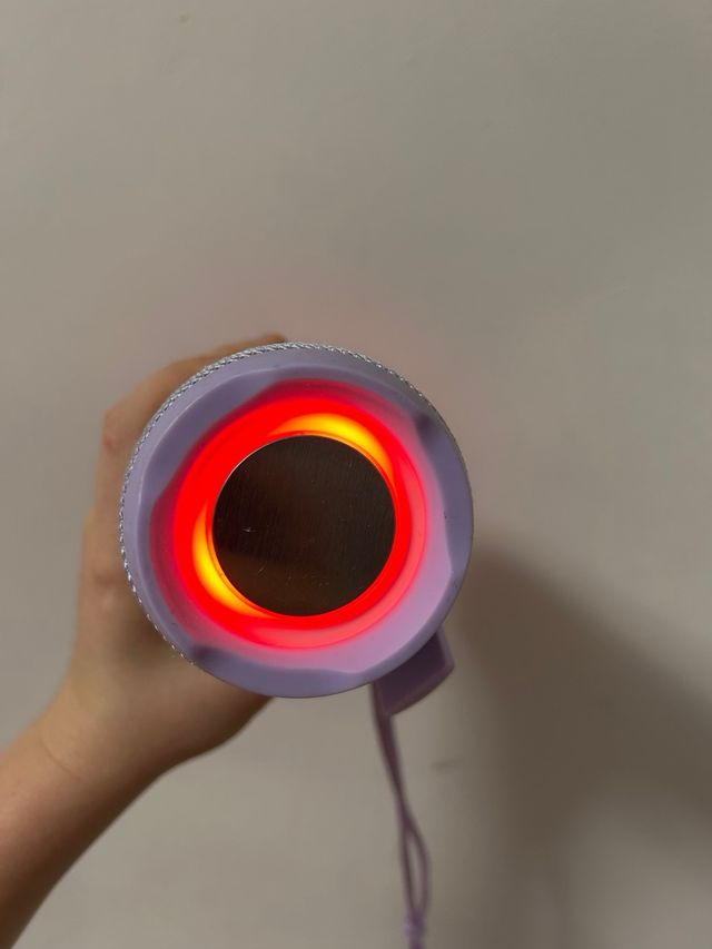 Altavoz lila con luces