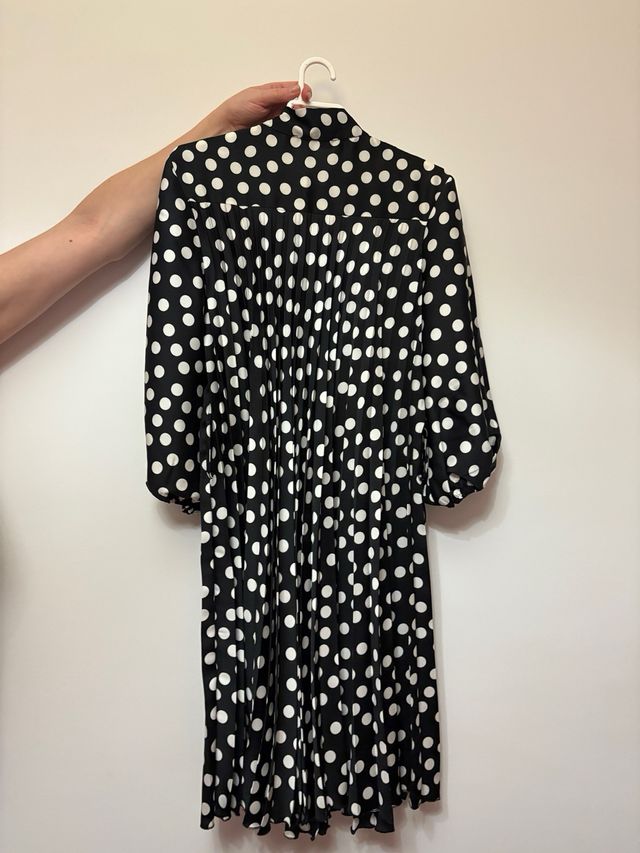 Vestido de lunares negro y blanco
