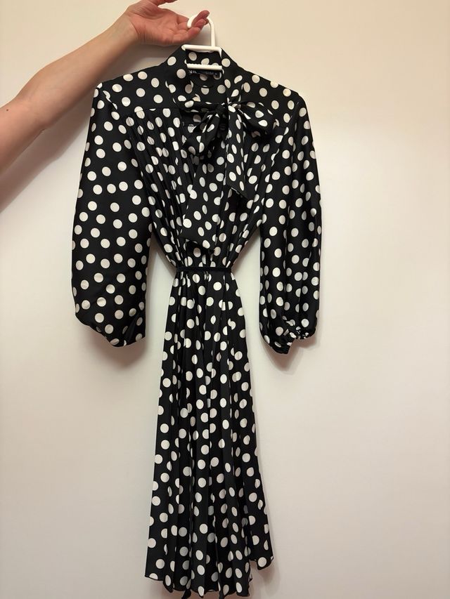 Vestido de lunares negro y blanco