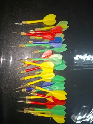 Dardos de metal y plástico
