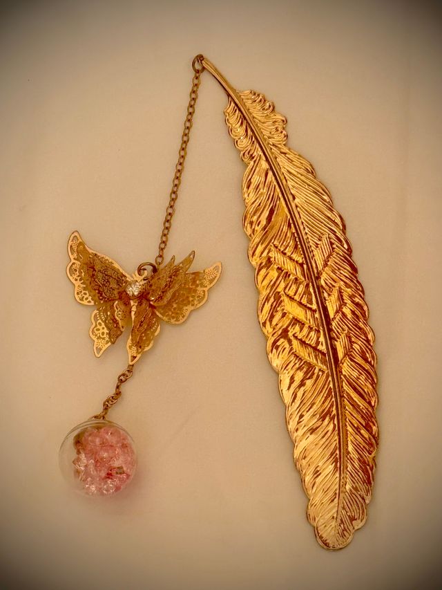 Marcapáginas pluma y mariposa dorados