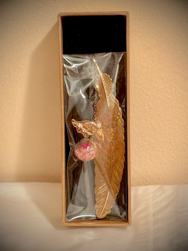 Marcapáginas pluma y mariposa dorados