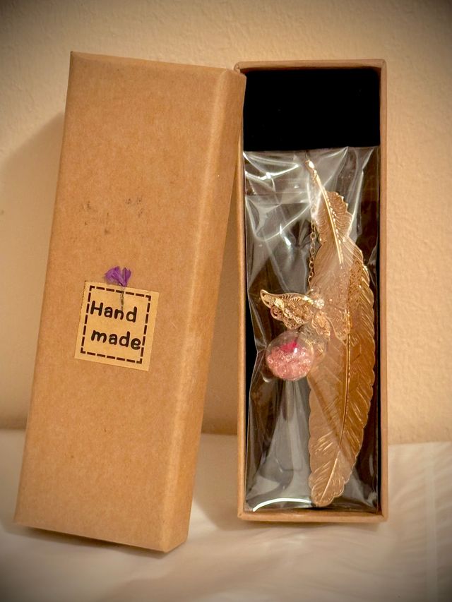 Marcapáginas pluma y mariposa dorados