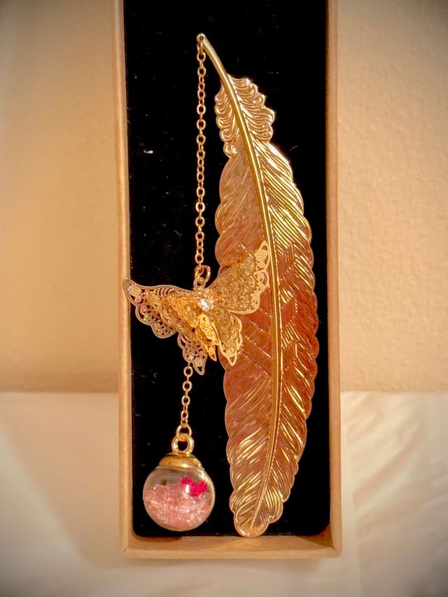 Marcapáginas pluma y mariposa dorados