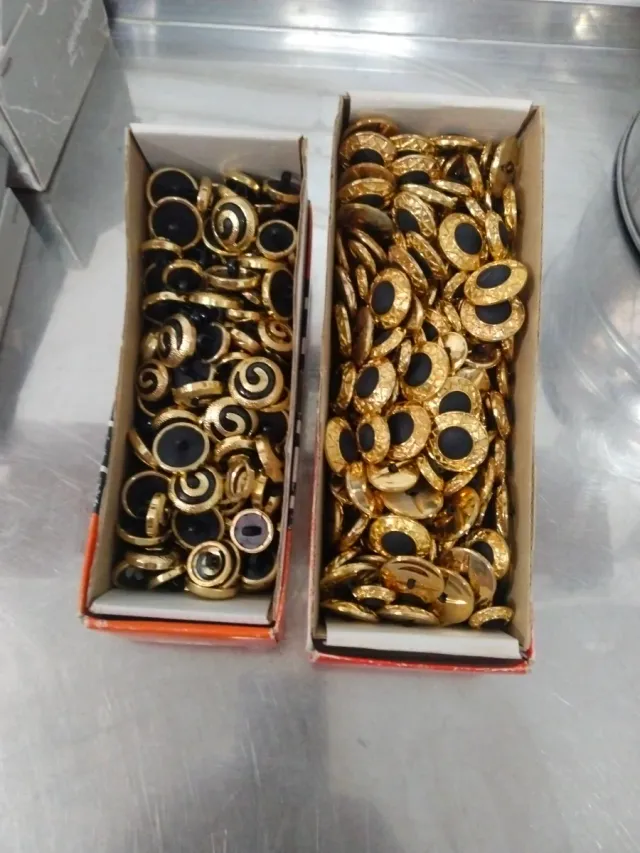 Lote Botones Dorados y Negros