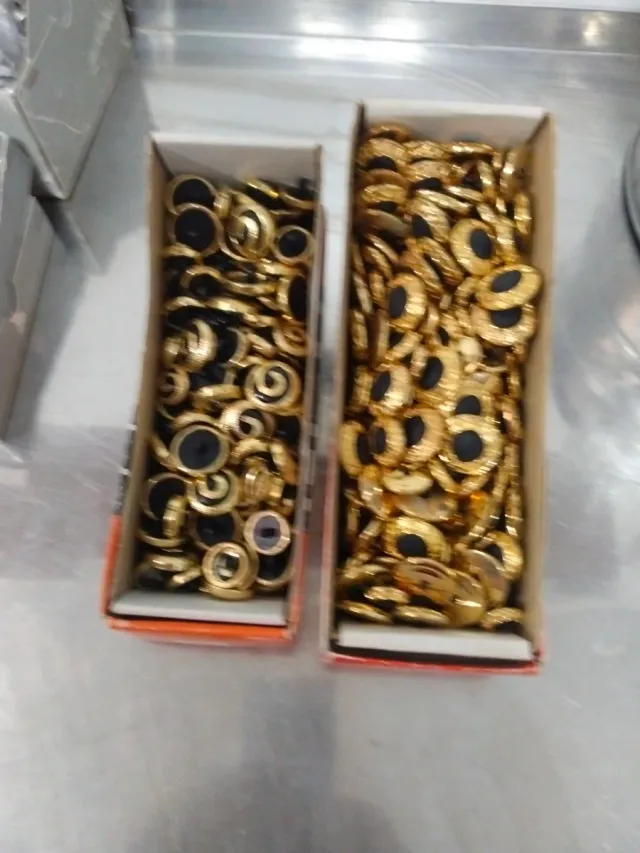Lote Botones Dorados y Negros