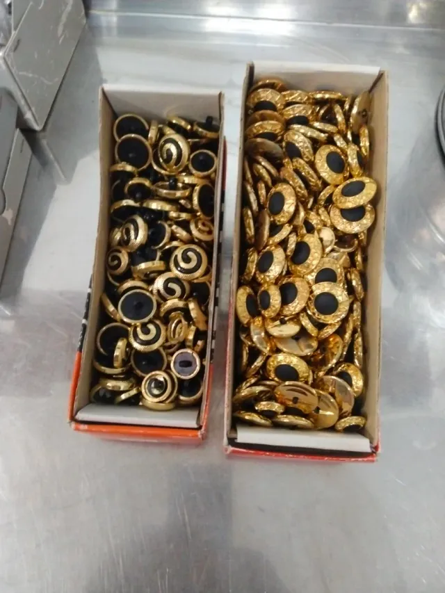 Lote Botones Dorados y Negros