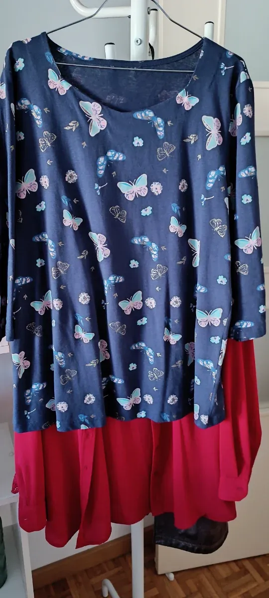 Camiseta azul con estampado de mariposas
