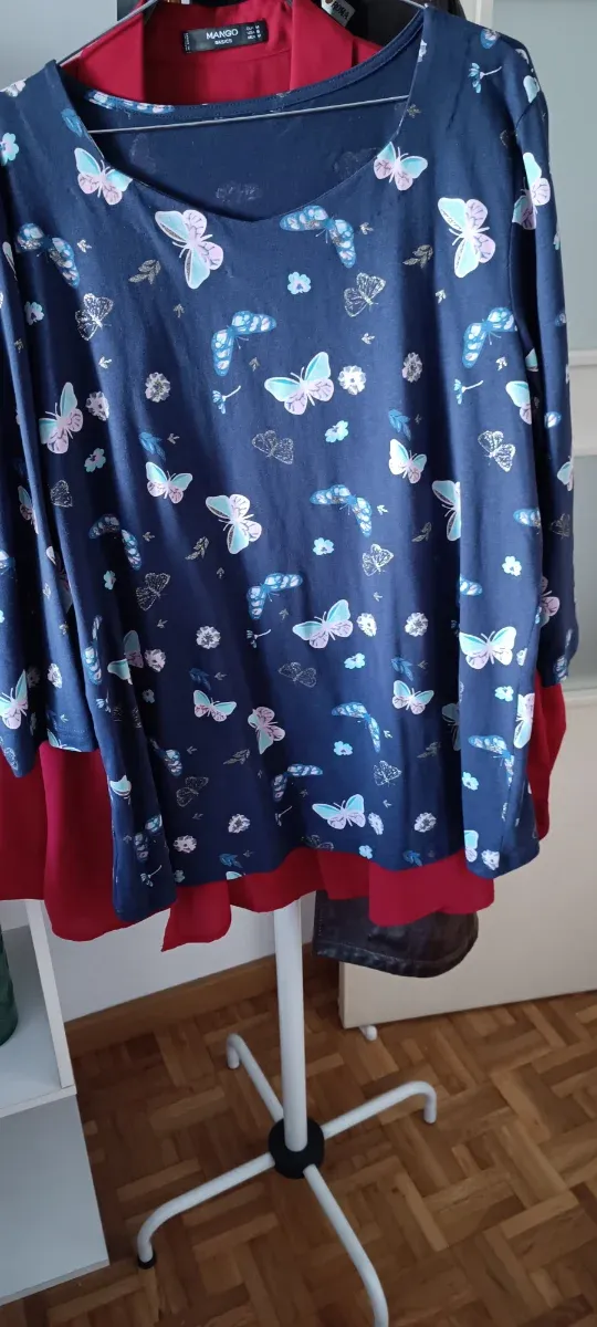 Camiseta azul con estampado de mariposas