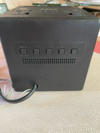 Radio despertador Sony negro.