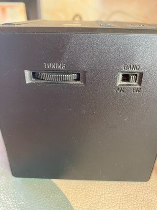 Radio despertador Sony negro.