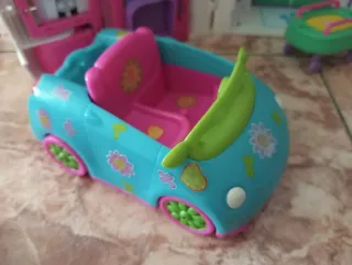 Coche de juguete rosa y azul