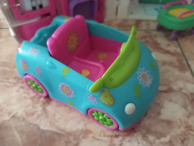 Coche de juguete rosa y azul