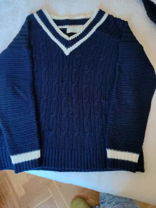 Jersey azul marino con cuello pico y rayas