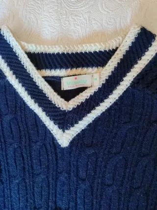 Jersey azul marino con cuello pico y rayas