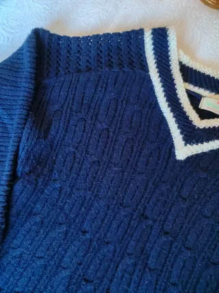 Jersey azul marino con cuello pico y rayas