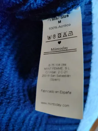 Jersey azul marino con cuello pico y rayas