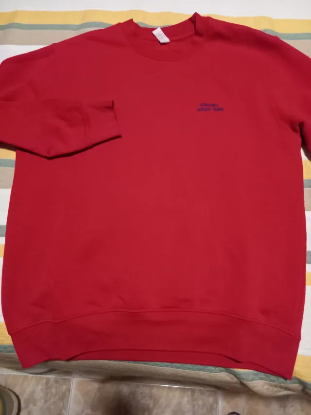 Sudadera roja con logo bordado