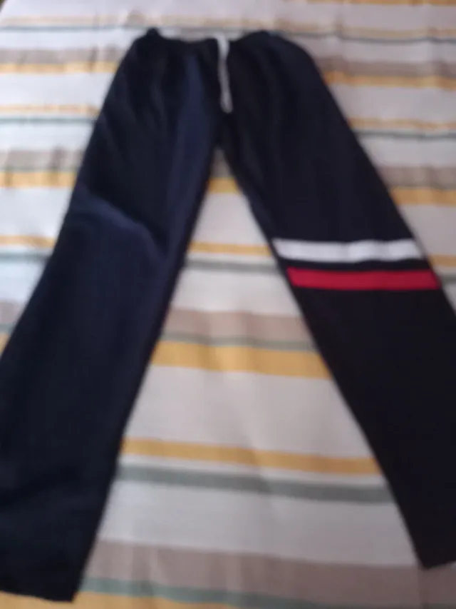 Sudadera roja con logo bordado