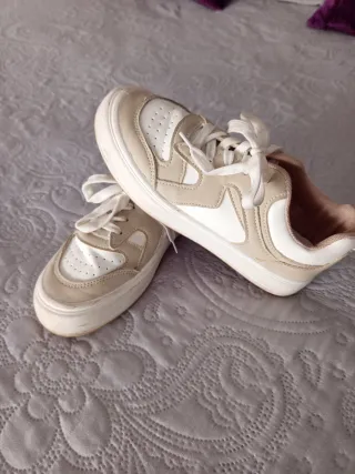 Zapatillas beige y blancas