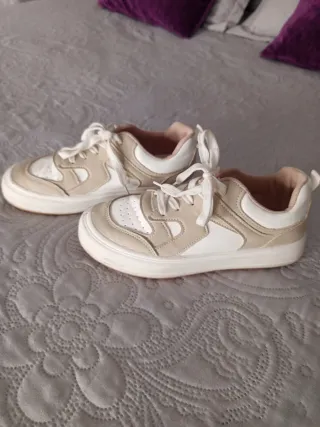 Zapatillas beige y blancas