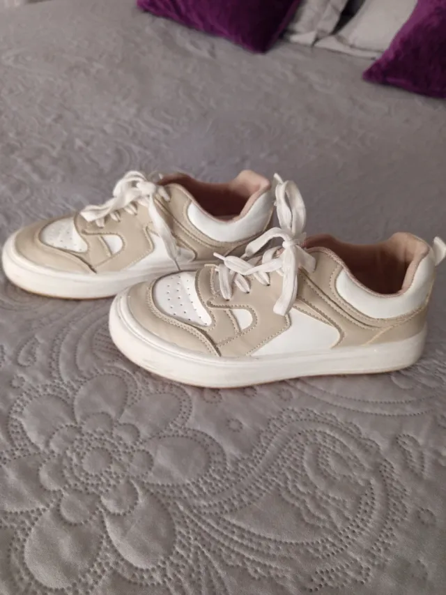 Zapatillas beige y blancas