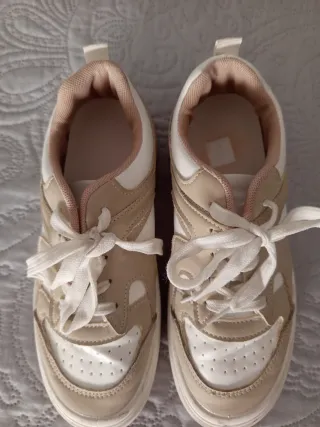 Zapatillas beige y blancas