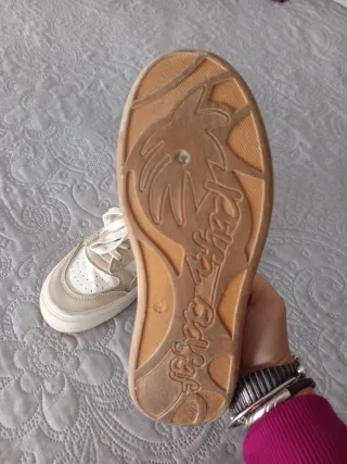 Zapatillas beige y blancas