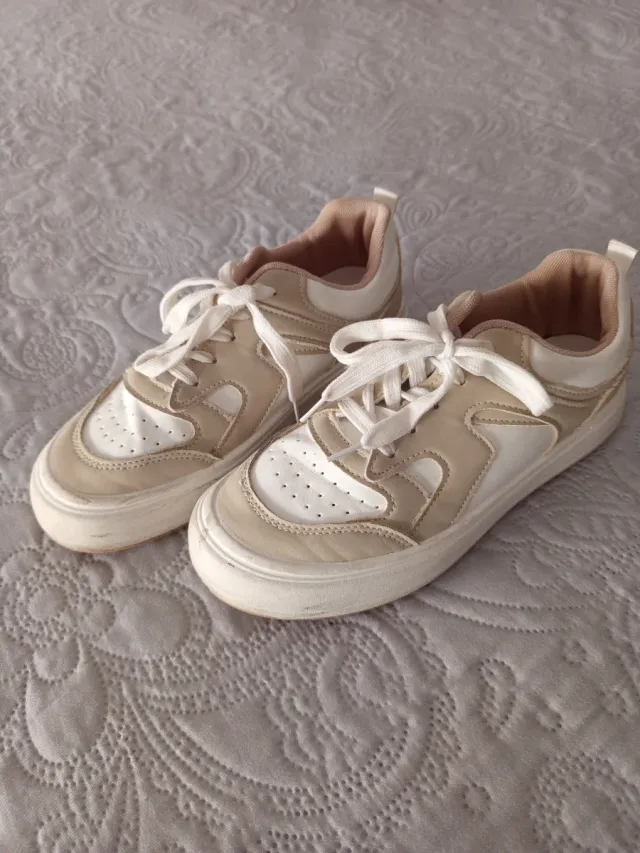 Zapatillas beige y blancas