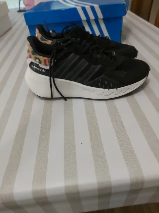 Zapatillas Adidas Negras y Multicolor